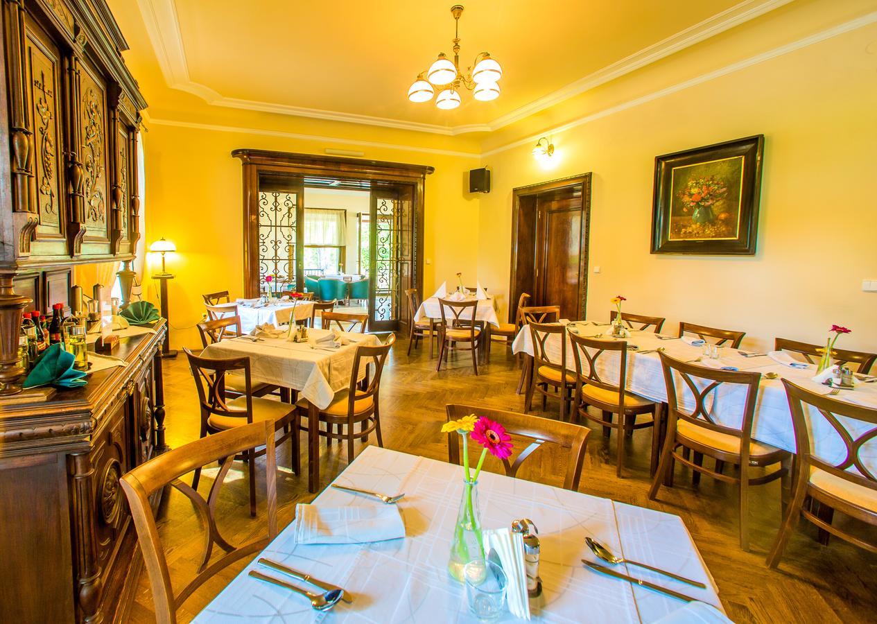 Manor House Hotel Broumov Ngoại thất bức ảnh