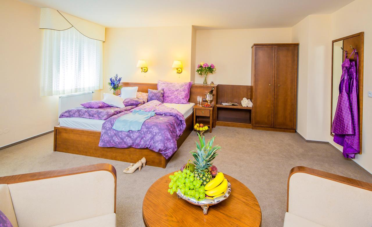 Manor House Hotel Broumov Ngoại thất bức ảnh