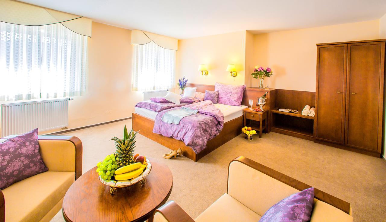 Manor House Hotel Broumov Ngoại thất bức ảnh
